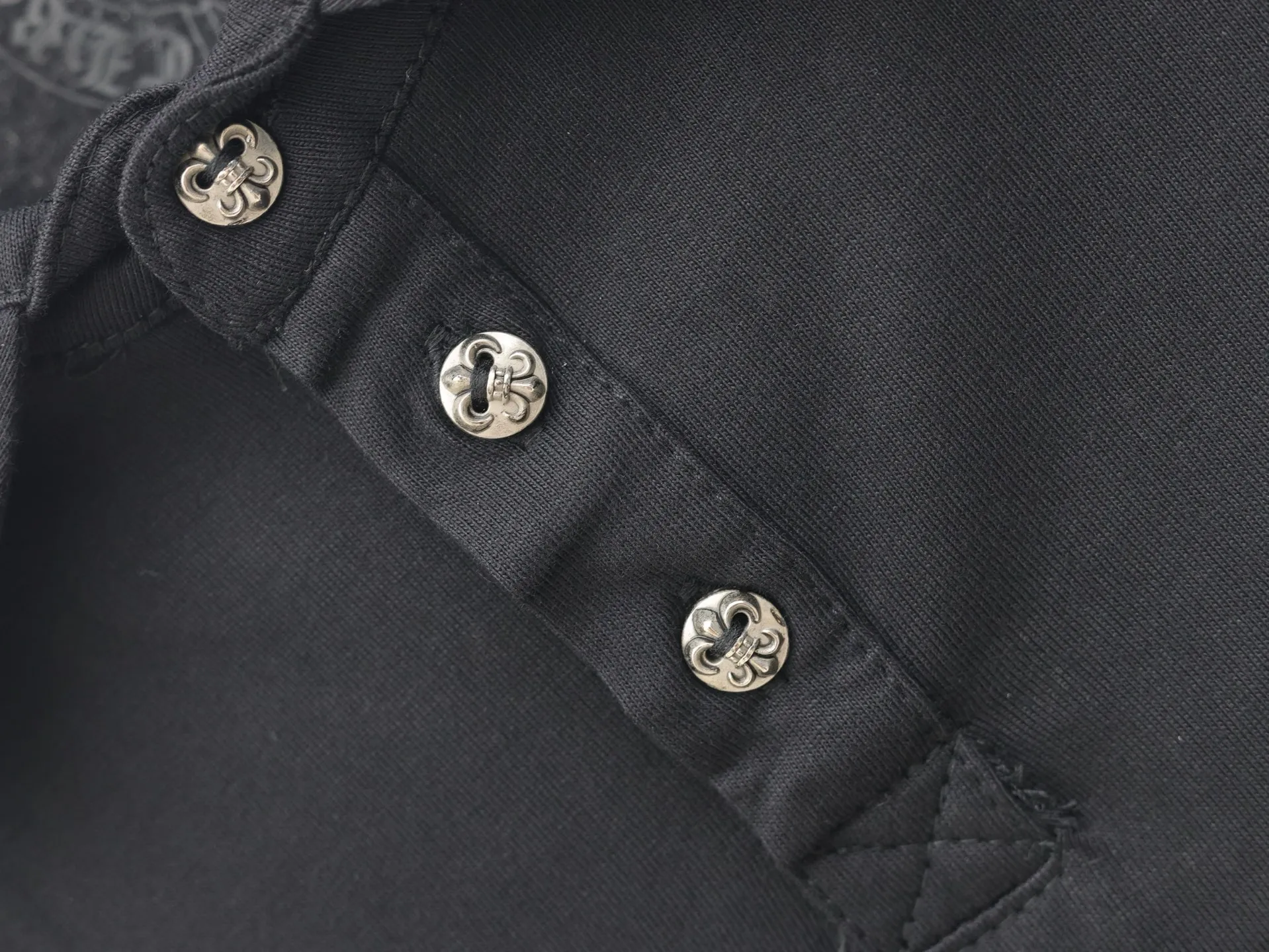 🅿️310 Come Hearts*/Cro Hearts 25SS Sanskrit printed polo shirt. The fabric is made of custom-woven and dyed 220g pure cotton. It has a soft and waxy feel. The upper body is very skin-friendly. Versatile and simple. The neckline and chest are printed with imported ink three-dimensional printing. There is no difference in size and position. Customized silver-plated buttons. Full set of accessories. Size: S/M/L/XL